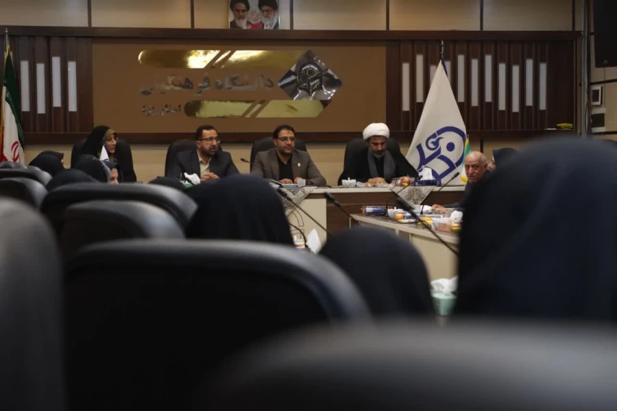  آیین تجلیل از دانشجومعلمان ممتاز شاهد و ایثارگر پردیس های استانی دانشگاه فرهنگیان استان یزد برگزار شد 
 2