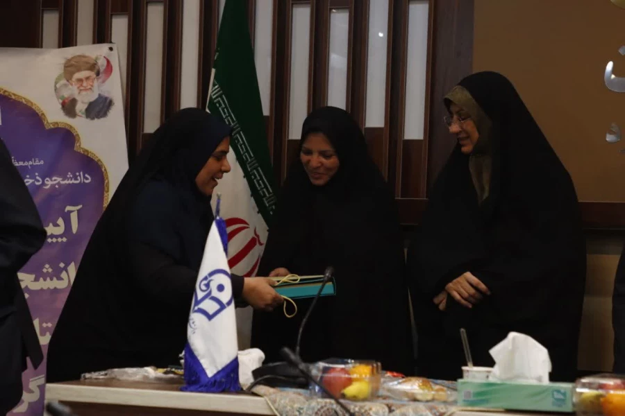  آیین تجلیل از دانشجومعلمان ممتاز شاهد و ایثارگر پردیس های استانی دانشگاه فرهنگیان استان یزد برگزار شد 
 5