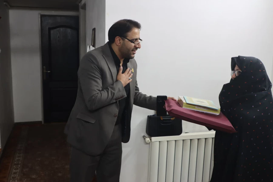 تجلیل و دیدار سرپرست دانشگاه فرهنگیان استان یزد با خانواده قرآنی دانشجوی ممتاز پردیس شهیدان پاک نژاد 
 5