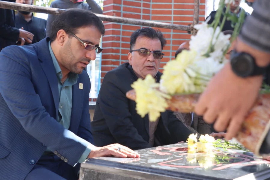  مراسم تجدید میثاق خانواده دانشگاه فرهنگیان یزد با آرمان های امام راحل(ره) و شهدای عظیم الشان بویژه شهدای دانشجو معلم در پردیس شهیدان پاک نژاد برگزار شد. 6