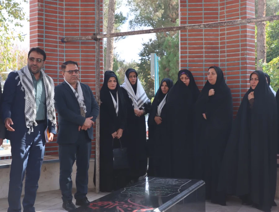 غبار روبی و تجدید میثاق اساتید بسیجی دانشگاه  فرهنگیان یزد با آرمان های امام و شهدا 
 2