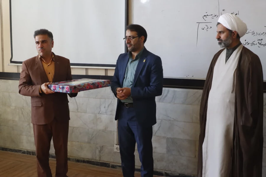 تجلیل از اساتید ایثارگر بسیجی دانشگاه فرهنگیان یزد
 2