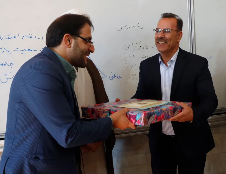 تجلیل از اساتید ایثارگر بسیجی دانشگاه فرهنگیان یزد
 3