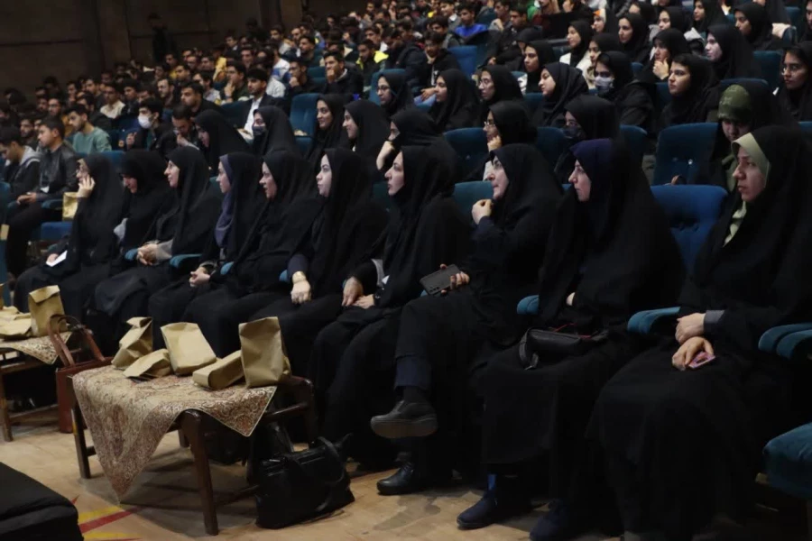 جشن باشکوه گرامیداشت روز دانشجو در دانشگاه فرهنگیان یزد برگزار شد.
 3