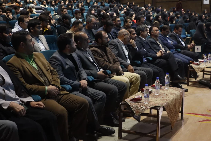 تریبون آزاد دانشجویی با حضور استاندار یزد در دانشگاه فرهنگیان یزد برگزار شد. 5