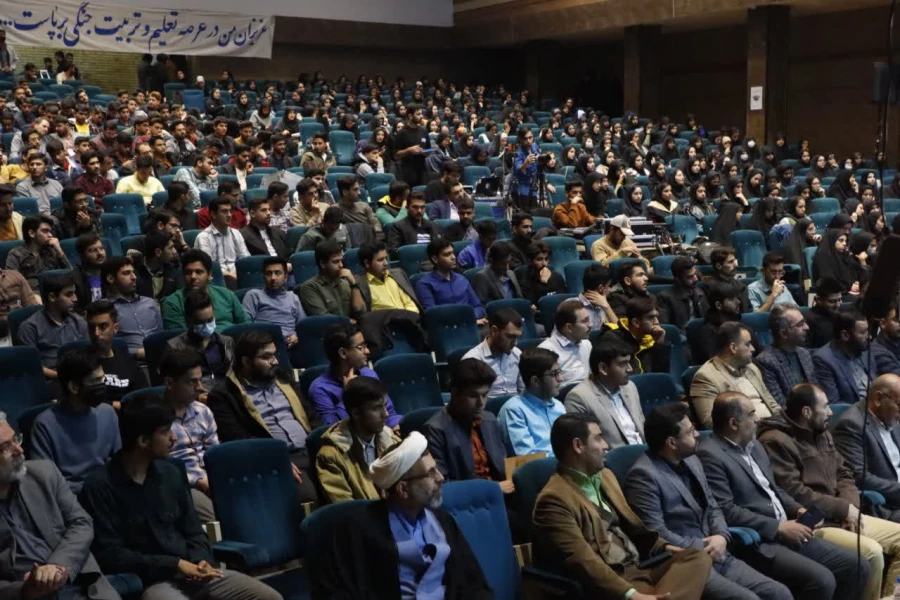 تریبون آزاد دانشجویی با حضور استاندار یزد در دانشگاه فرهنگیان یزد برگزار شد. 6