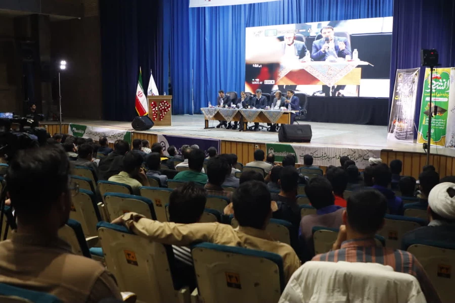 تریبون آزاد دانشجویی با حضور استاندار یزد در دانشگاه فرهنگیان یزد برگزار شد. 8