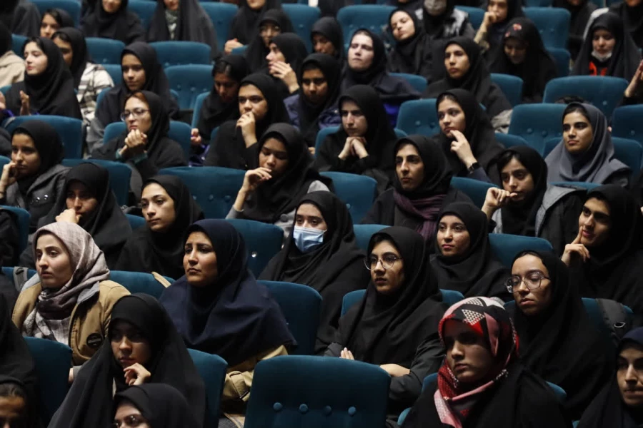 تریبون آزاد دانشجویی با حضور استاندار یزد در دانشگاه فرهنگیان یزد برگزار شد. 10