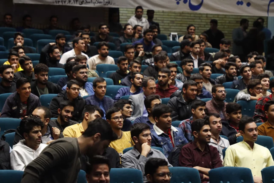 تریبون آزاد دانشجویی با حضور استاندار یزد در دانشگاه فرهنگیان یزد برگزار شد. 11