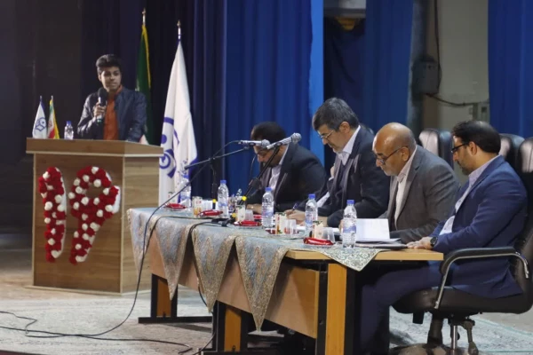 تریبون آزاد دانشجویی با حضور استاندار یزد در دانشگاه فرهنگیان یزد برگزار شد. 12