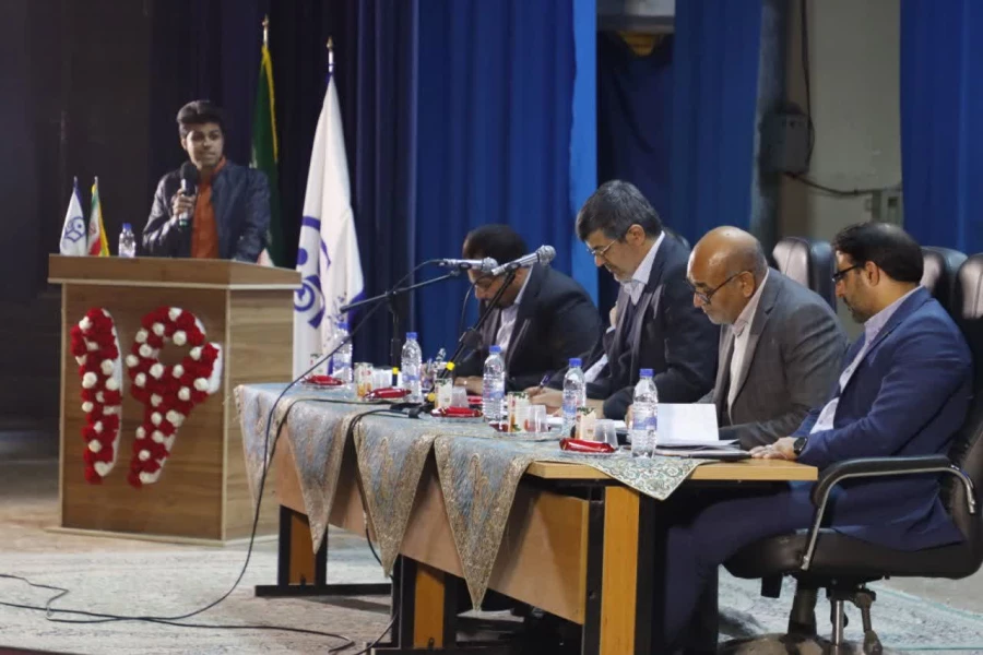 تریبون آزاد دانشجویی با حضور استاندار یزد در دانشگاه فرهنگیان یزد برگزار شد. 12