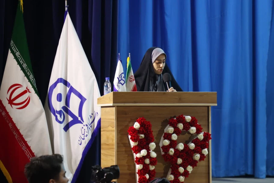 تریبون آزاد دانشجویی با حضور استاندار یزد در دانشگاه فرهنگیان یزد برگزار شد. 16