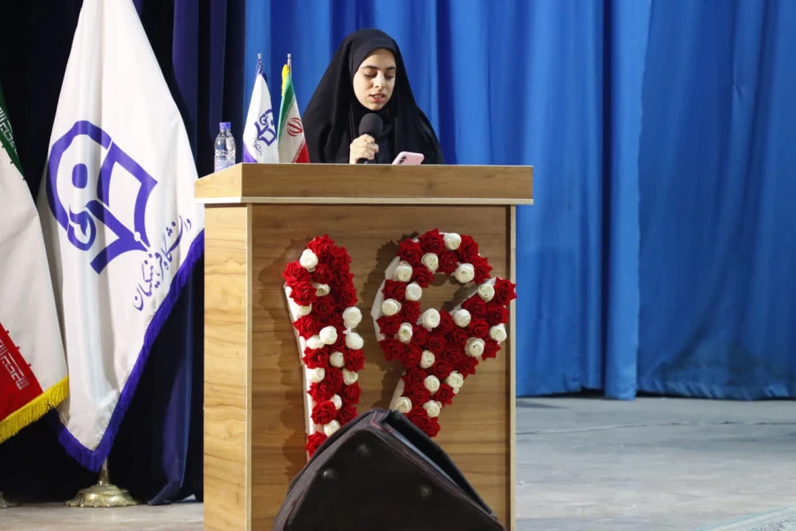 تریبون آزاد دانشجویی با حضور استاندار یزد در دانشگاه فرهنگیان یزد برگزار شد. 18