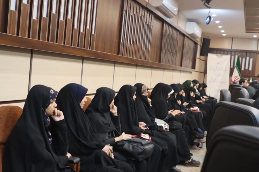 نشست مدیرکل آموزش و پرورش استان با تشکل های دانشجویی دانشگاه فرهنگیان استان یزد برگزار شد 
 4