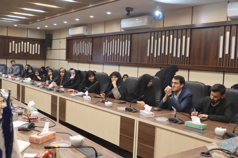 نشست مدیرکل آموزش و پرورش استان با تشکل های دانشجویی دانشگاه فرهنگیان استان یزد برگزار شد 
 4