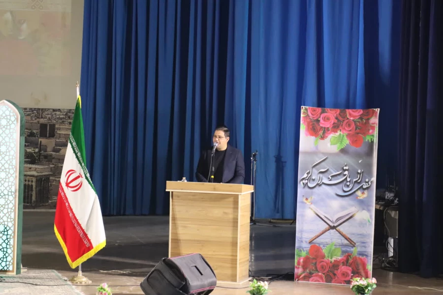 محفل باشکوه انس با قرآن کریم در دانشگاه فرهنگیان یزد برگزار شد.
 2