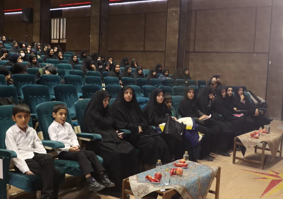 محفل باشکوه انس با قرآن کریم در دانشگاه فرهنگیان یزد برگزار شد.
 3