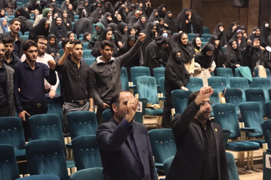 محفل باشکوه انس با قرآن کریم در دانشگاه فرهنگیان یزد برگزار شد.
 5