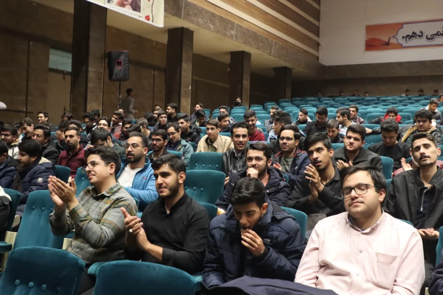 محفل باشکوه انس با قرآن کریم در دانشگاه فرهنگیان یزد برگزار شد.
 6