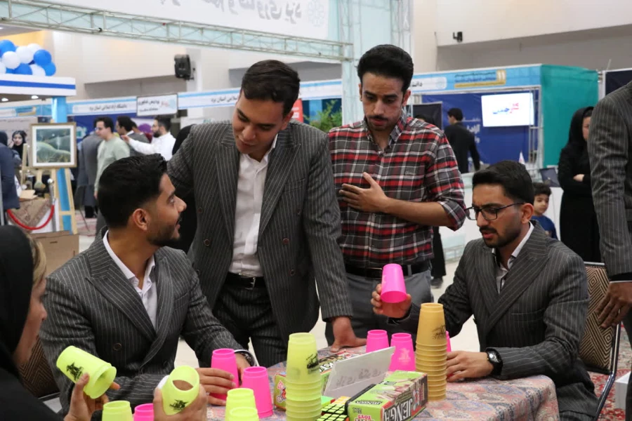 حضور مستقل دانشگاه فرهنگیان استان یزد در یازدهمین نمایشگاه پژوهش، فناوری و نوآوری استان یزد(فن بازار) 
 4