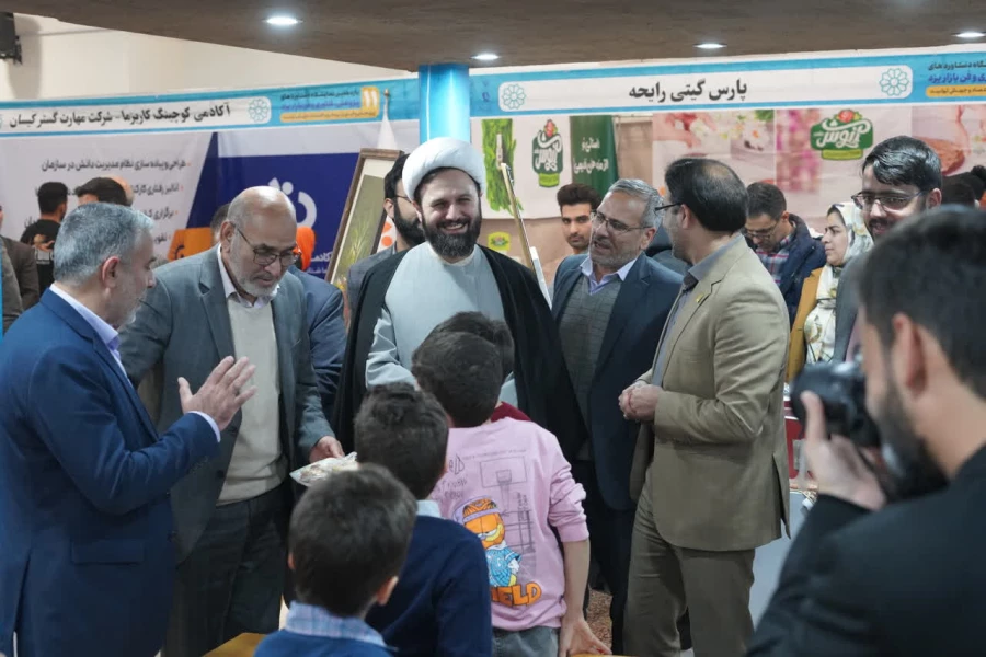 حضور مستقل دانشگاه فرهنگیان استان یزد در یازدهمین نمایشگاه پژوهش، فناوری و نوآوری استان یزد(فن بازار) 
 8