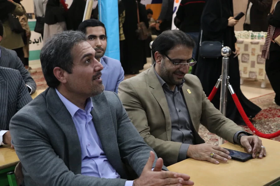 حضور مستقل دانشگاه فرهنگیان استان یزد در یازدهمین نمایشگاه پژوهش، فناوری و نوآوری استان یزد(فن بازار) 
 4