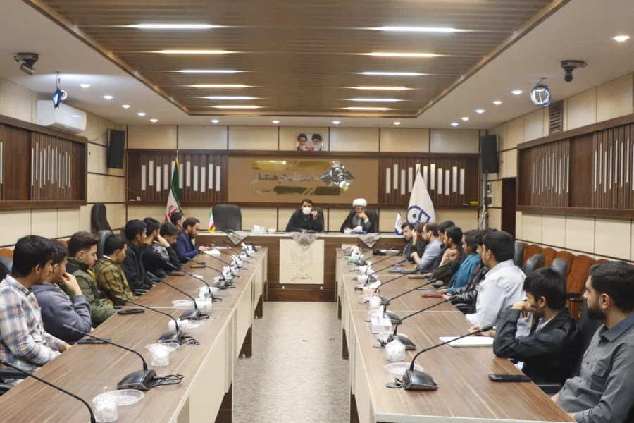 نشست صمیمانه سرپرست دانشگاه فرهنگیان یزد با دبیران انجمن ها، کانون ها، تشکل های دانشجویی و نمایندگان فعالان فرهنگی برگزار شد.
 4