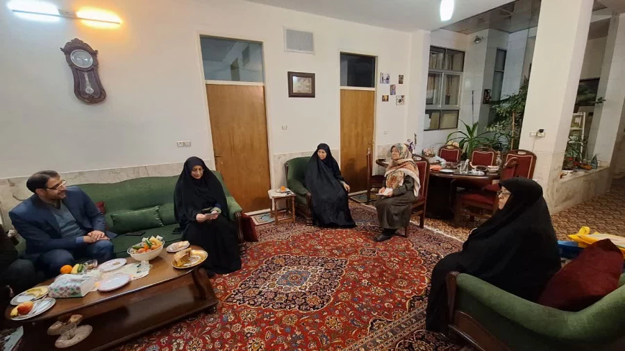 دیدار سرپرست و مدیران دانشگاه فرهنگیان یزد با دو بانوی پیشکسوت مرکز تربیت معلم حضرت فاطمه الزهرا(س) یزد
 3