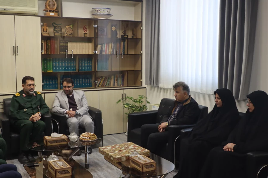 دیدار سرپرست و جمعی از مدیران دانشگاه فرهنگیان استان با فرماندهی سپاه الغدیر یزد
 3