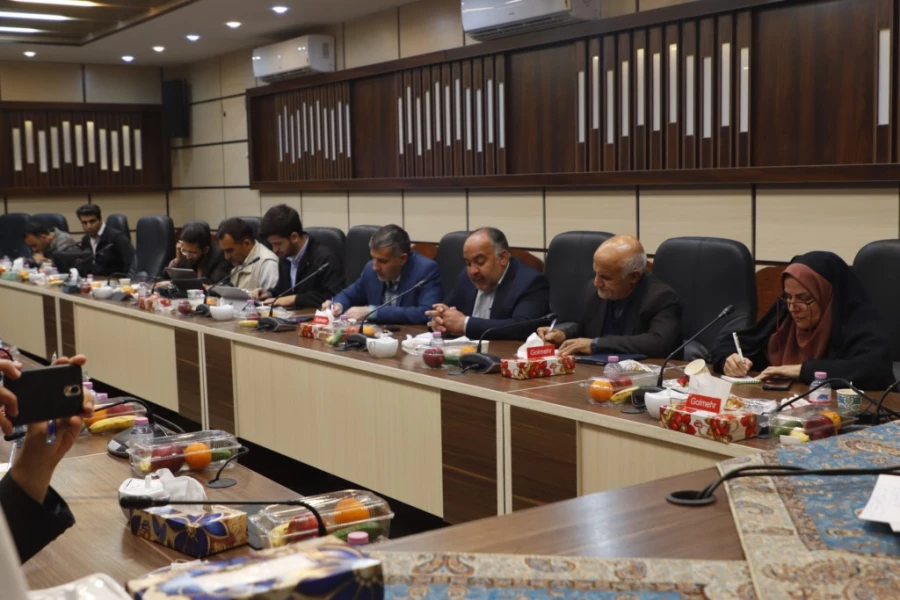 پنجمین نشست خبری سرپرست دانشگاه فرهنگیان یزد با حضور پرشور خبرنگاران و اصحاب رسانه برگزار شد. 6