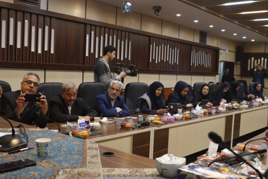 پنجمین نشست خبری سرپرست دانشگاه فرهنگیان یزد با حضور پرشور خبرنگاران و اصحاب رسانه برگزار شد. 7