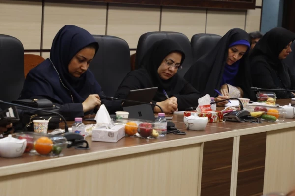 پنجمین نشست خبری سرپرست دانشگاه فرهنگیان یزد با حضور پرشور خبرنگاران و اصحاب رسانه برگزار شد. 8