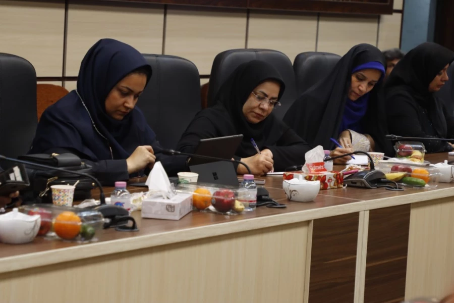 پنجمین نشست خبری سرپرست دانشگاه فرهنگیان یزد با حضور پرشور خبرنگاران و اصحاب رسانه برگزار شد. 8