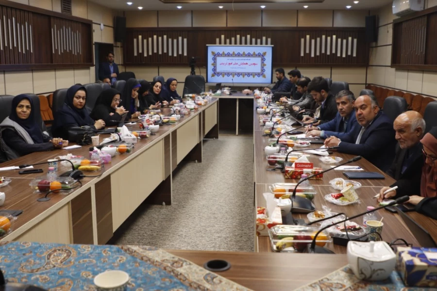 پنجمین نشست خبری سرپرست دانشگاه فرهنگیان یزد با حضور پرشور خبرنگاران و اصحاب رسانه برگزار شد. 12