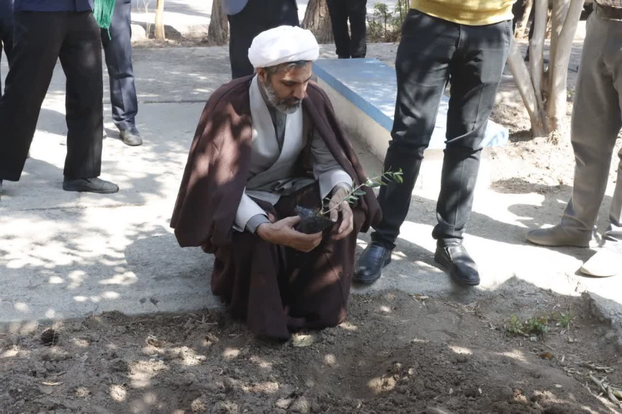 آیین کاشت نهال توسط سرپرست و مدیران دانشگاه فرهنگیان یزد به نیابت از شهدا
 3