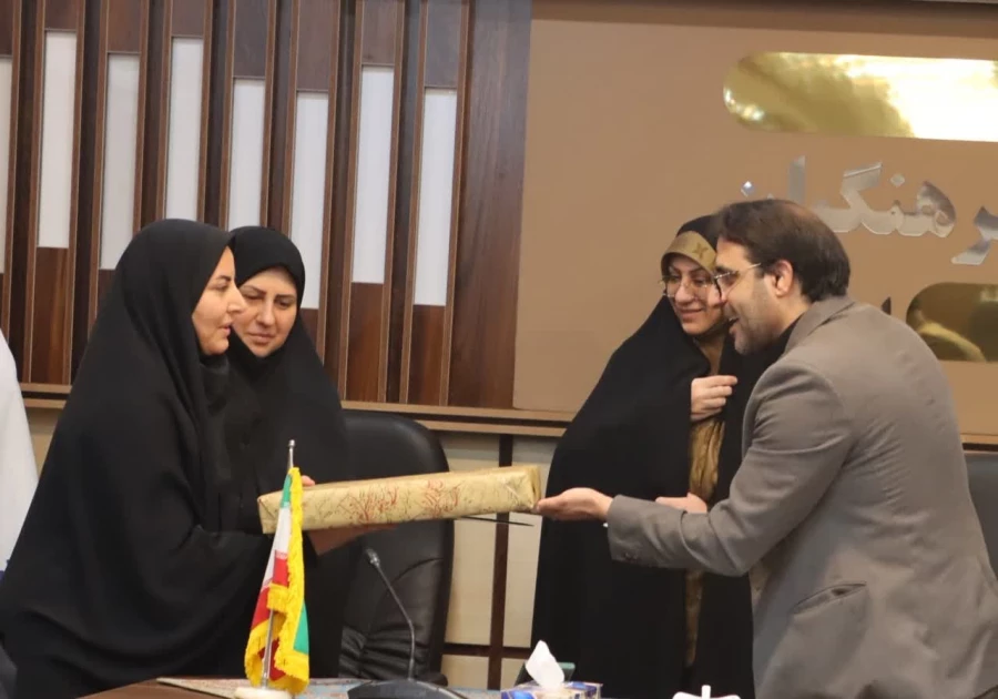 تقدیر سرپرست دانشگاه فرهنگیان یزد از سرپرستان برتر پردیس های استانی
 4