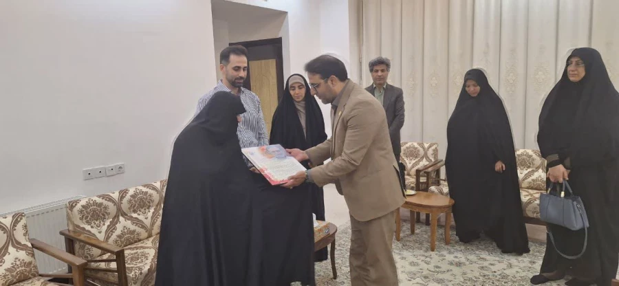 دیدار سرپرست و مدیران دانشگاه فرهنگیان یزد با خانواده فرهیخته و برجسته و پیشکسوت تربیت معلم و آموزش و پرورش شادروان استاد حسن داودی و تقدیر و تجلیل از مجاهدت های ایشان  11