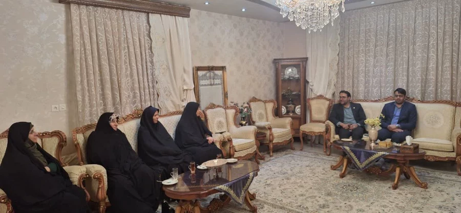 دیدار سرپرست و مدیران دانشگاه فرهنگیان یزد با رییس اسبق مرکز تربیت معلم حضرت فاطمه الزهرا(س) یزد
 4