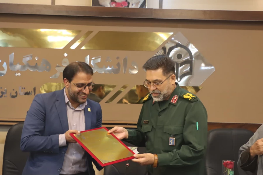  با حضور فرمانده سپاه الغدیر یزد، عطر کرامت و تجلیل از منزلت معلم و استاد در دانشگاه فرهنگیان یزد پیچید 

 2