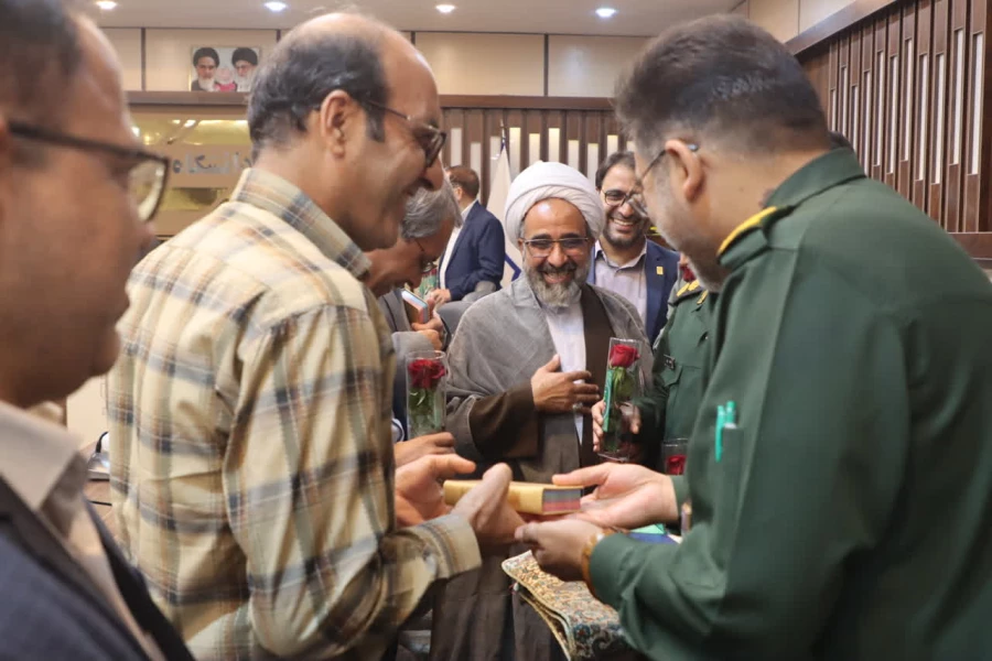  با حضور فرمانده سپاه الغدیر یزد، عطر کرامت و تجلیل از منزلت معلم و استاد در دانشگاه فرهنگیان یزد پیچید 

 2