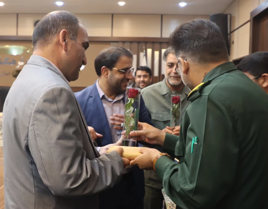  با حضور فرمانده سپاه الغدیر یزد، عطر کرامت و تجلیل از منزلت معلم و استاد در دانشگاه فرهنگیان یزد پیچید 

 3