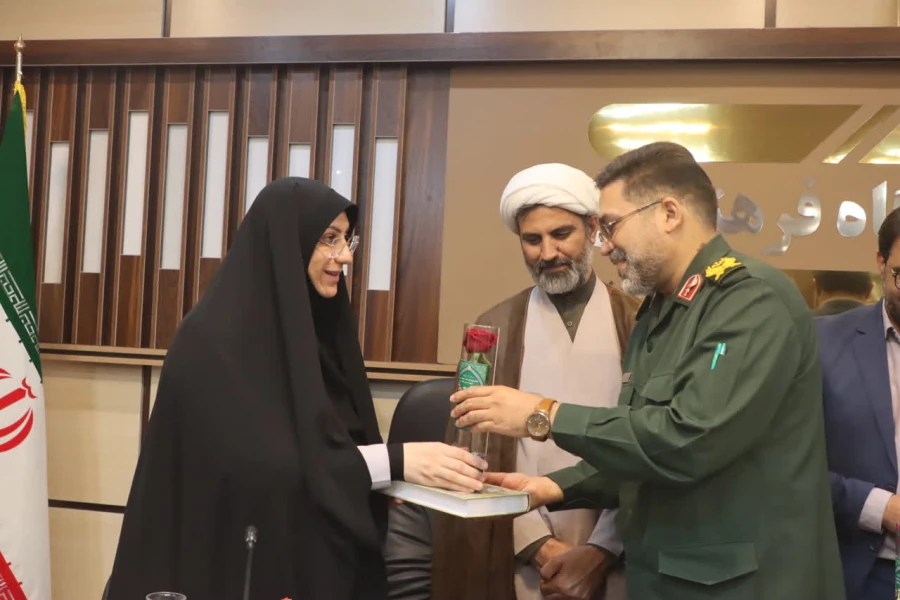  با حضور فرمانده سپاه الغدیر یزد، عطر کرامت و تجلیل از منزلت معلم و استاد در دانشگاه فرهنگیان یزد پیچید 

 4