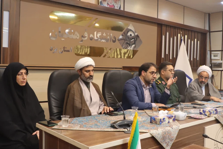  با حضور فرمانده سپاه الغدیر یزد، عطر کرامت و تجلیل از منزلت معلم و استاد در دانشگاه فرهنگیان یزد پیچید 

 4