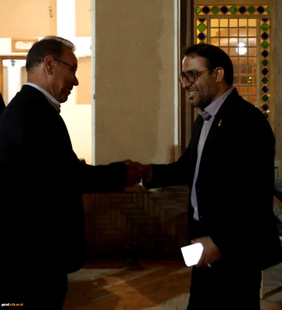 مراسم دیدار صمیمانه و تقدیر و تجلیل سرپرست و مدیران دانشگاه از اعضای هیات علمی و اساتید پیشکسوت دانشگاه فرهنگیان یزد برگزار شد. 12