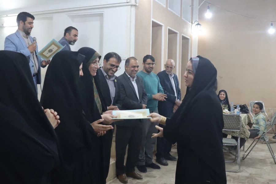 دیدار صمیمانه سرپرست و مدیران دانشگاه با معاونان و کارشناسان آموزش پردیس های استانی و تقدیر از تلاش ها و زحمات ارزشمند آنان برگزار شد.  11