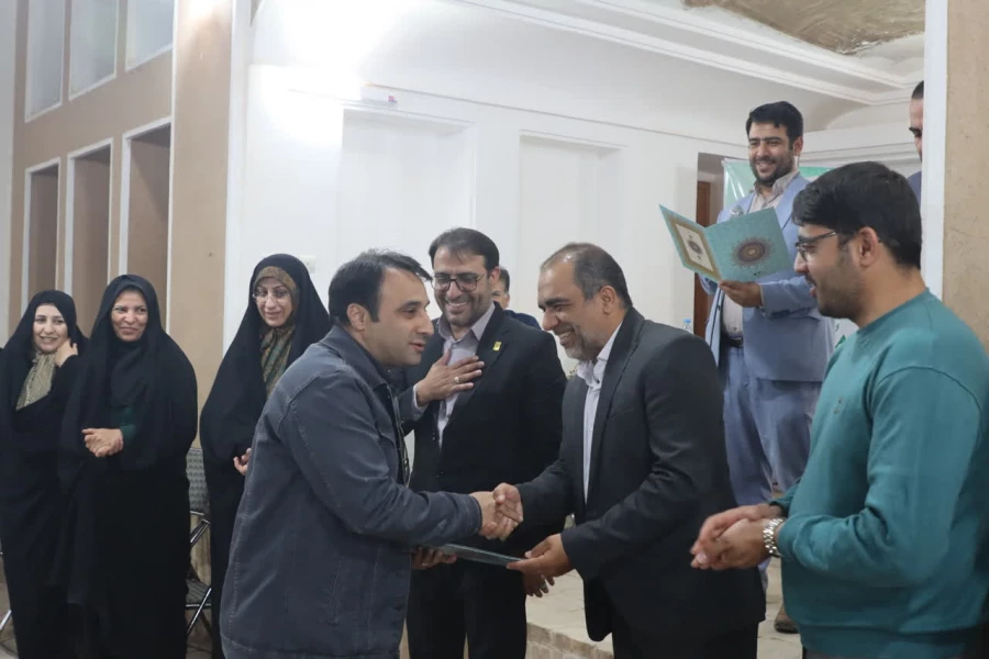 دیدار صمیمانه سرپرست و مدیران دانشگاه با معاونان و کارشناسان آموزش پردیس های استانی و تقدیر از تلاش ها و زحمات ارزشمند آنان برگزار شد.  12