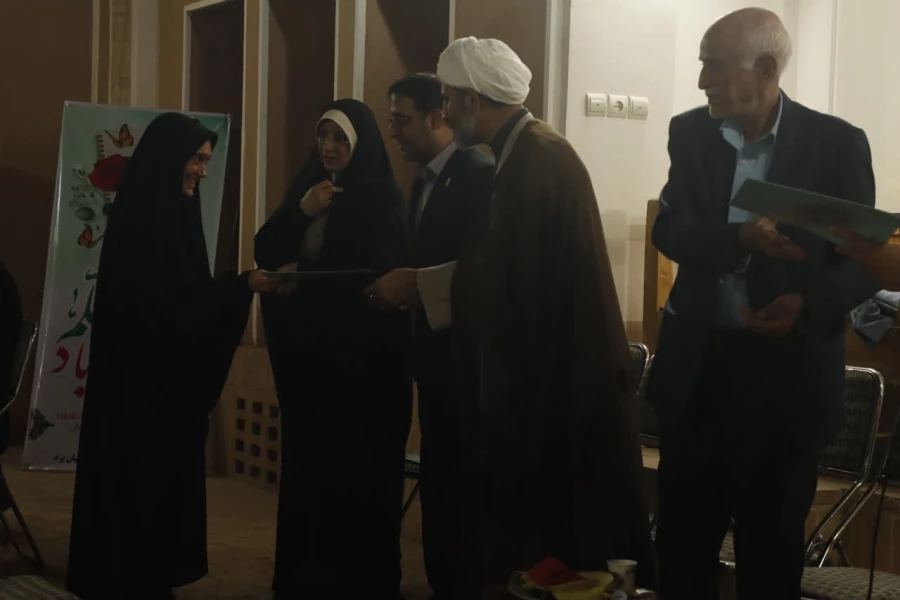 آیین تجلیل از حافظان و سرآمدان قرآنی پردیس حضرت فاطمه الزهرا (س) دانشگاه فرهنگیان یزد برگزار شد.
 3