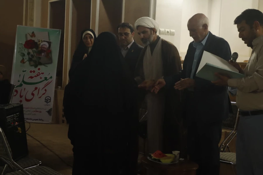 آیین تجلیل از حافظان و سرآمدان قرآنی پردیس حضرت فاطمه الزهرا (س) دانشگاه فرهنگیان یزد برگزار شد.
 4