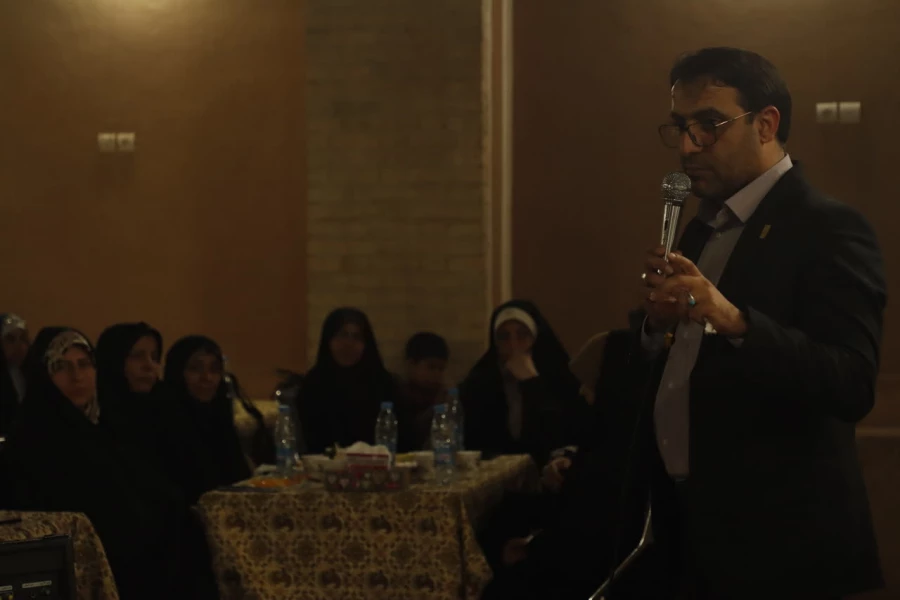 آیین تجلیل از حافظان و سرآمدان قرآنی پردیس حضرت فاطمه الزهرا (س) دانشگاه فرهنگیان یزد برگزار شد.
 2