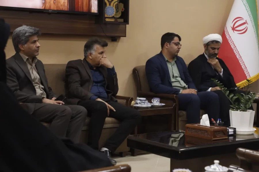 نشست هم اندیشی سرپرست و اعضای هیئت رئیسه دانشگاه فرهنگیان یزد با مدیر کل صدا و سیما مرکز یزد برگزار شد.
 4